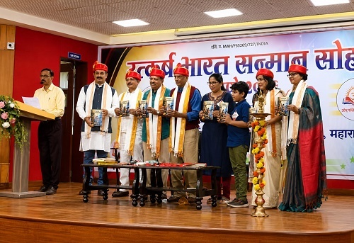 *उत्कर्ष भारत सन्मान सोहळ्यात रामेश्वरी राहुल गाडगे लिखित पदरापासून ते पासवर्डपर्यंत’ पुस्तकाचे दिमाखदार प्रकाशन*
