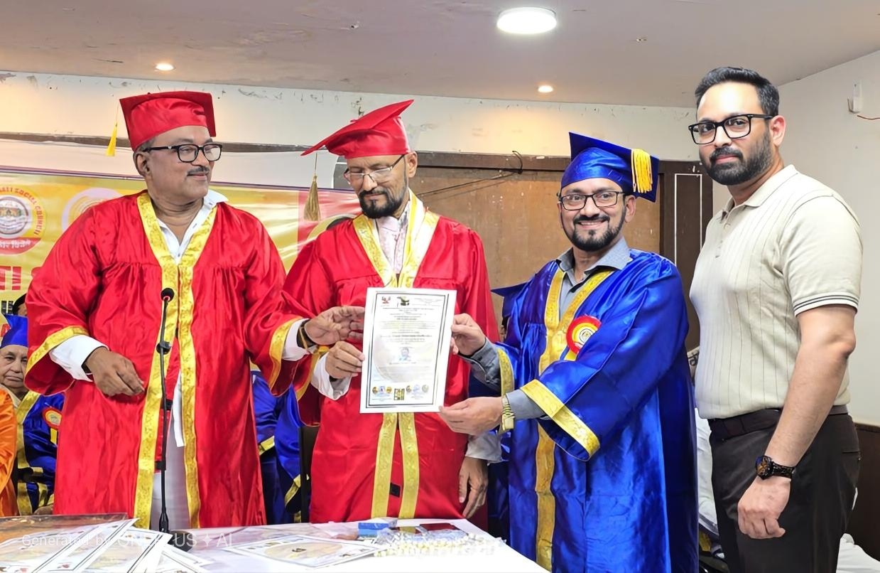 हिंदी, मराठी व अहिराणी साहित्यिक प्रा. संजय पवार यांना मानद डॉक्टरेटने गौरव